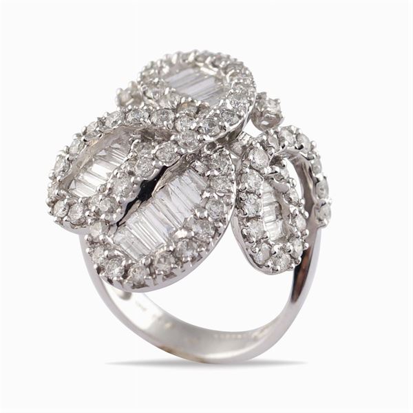 Anello a motivo floreale in oro bianco 18kt