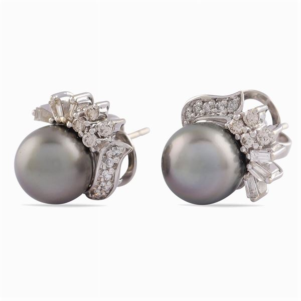 Orecchini in oro bianco 18kt con due perle Tahiti