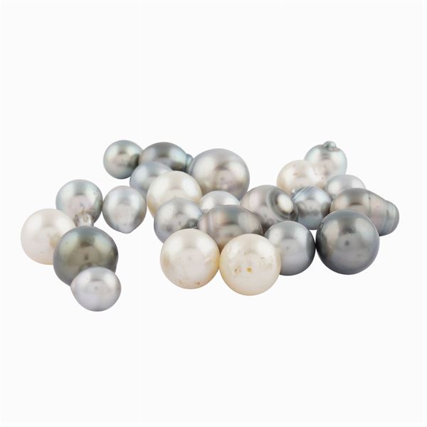 23 Tahiti and white single pearls lot