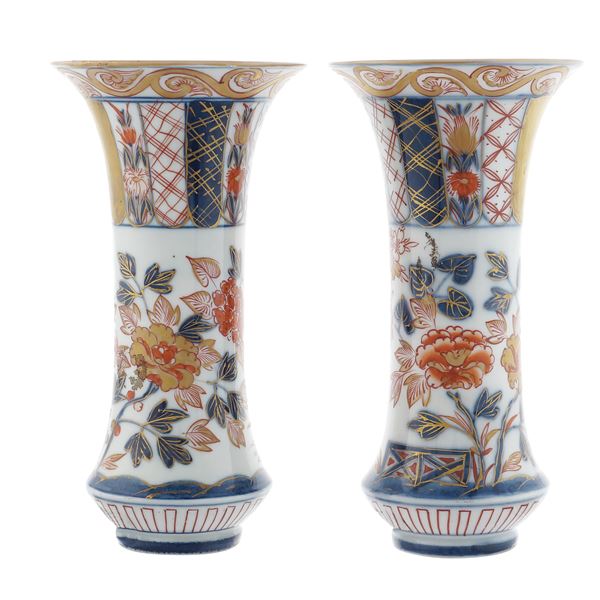 Coppia di piccoli vasi in porcellana Imari