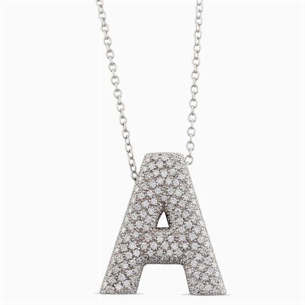 Pendente "A" in oro bianco 18kt e diamanti  - Asta GIOIELLI |OROLOGI ARGENTI - Colasanti Casa d'Aste