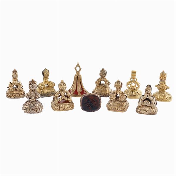 A lot of 11 seal shaped pendants  (England, late 19th century)  - Auction Fine jewels and watches, silver and coptic textile fragments - Colasanti Casa d'Aste