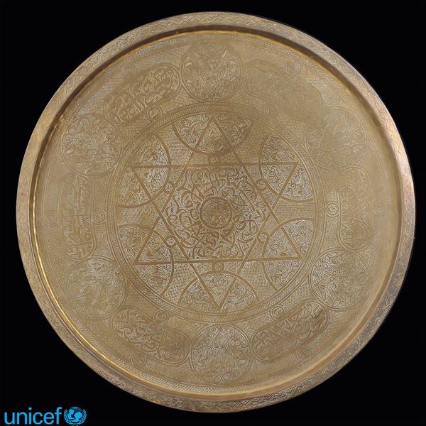 Large tray engraved in golden metal  (Oriental manifacture)  - Auction Online auction with selected works of art from Unicef donations (lots 1 -193) - Colasanti Casa d'Aste