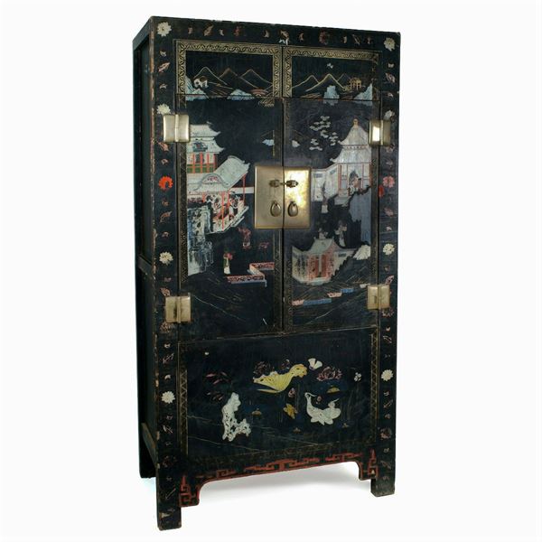 A painted wooden closet  (China, early 20th century)  - Auction OLD MASTER PAINTINGS AND FURNITURE FROM VILLA SAMINIATI AND PRIVATE COLLECTIONS - Colasanti Casa d'Aste
