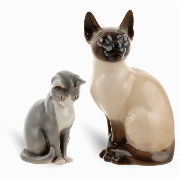 Due sculture di gatti