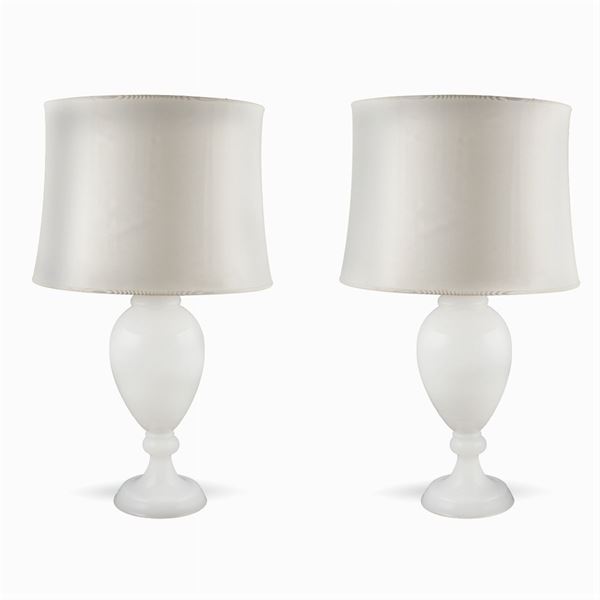 Pair of white glass lamps  (Italy, 20th century)  - Auction TIMED AUCTION 20TH CENTURY DECORATIVE ARTS - Colasanti Casa d'Aste