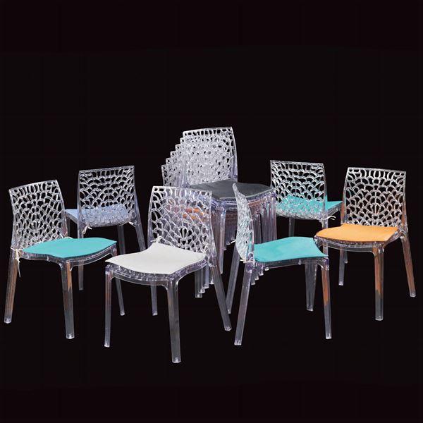Dodici sedie in policarbonato