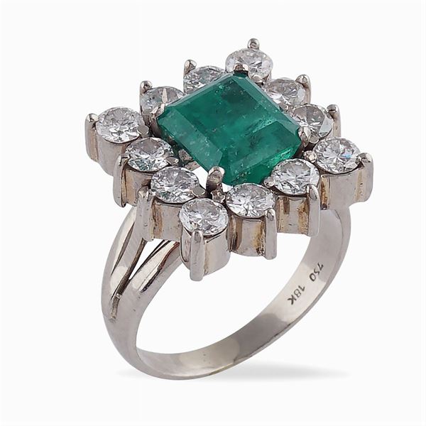 18kt white gold ring with emerald