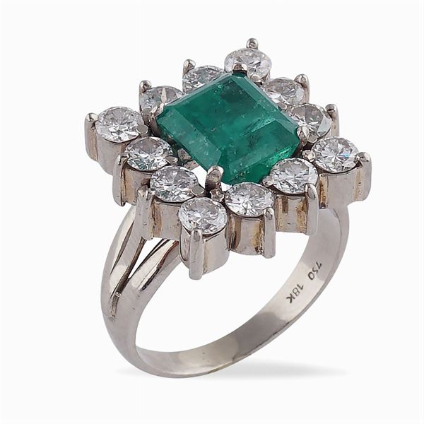 Anello in oro bianco 18kt con smeraldo