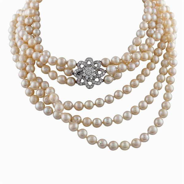 Cultivated pearl necklace