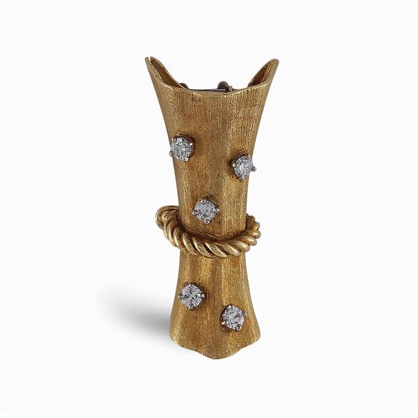Bouquet holder brooch