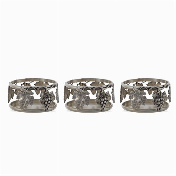 Three silver plated metal bottle coasters  (Italt, 20th century)  - Auction FINE SILVER AND TABLEWARE - Colasanti Casa d'Aste