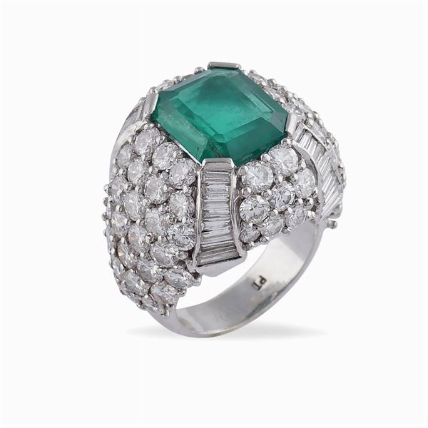 Anello a trombino in platino con smeraldo