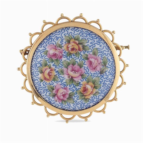 Spilla in oro giallo 18kt con placca in porcellana  (anni 50/60)  - Asta GIOIELLI E OROLOGI  - Colasanti Casa d'Aste