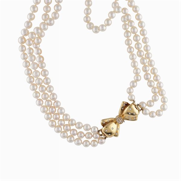 Three strands cultivated pearls necklace