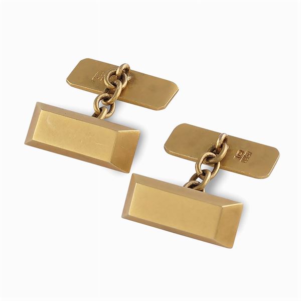 Gold bar shaped cuff links