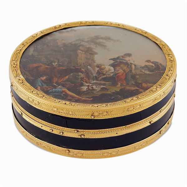Yellow gold and turtle circular box