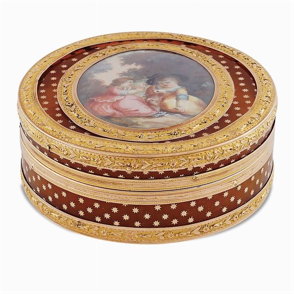 Yellow gold and turtle circular box