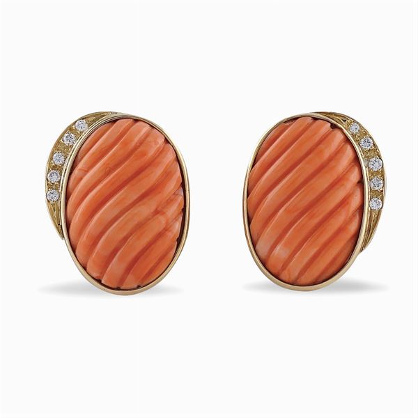 Orecchini a lobo in oro giallo 18kt e corallo