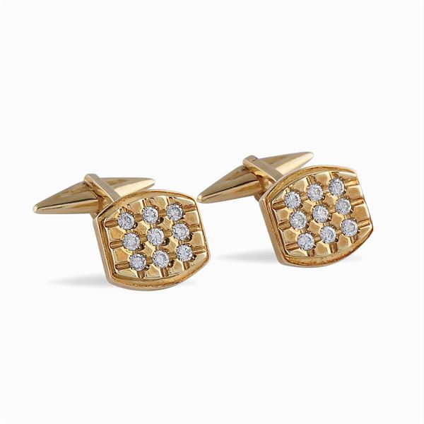 18kt gold and diamond cuff links