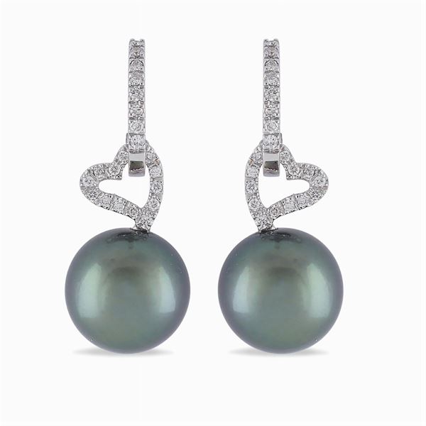 Orecchini in oro bianco 18kt e perle Tahiti pendenti