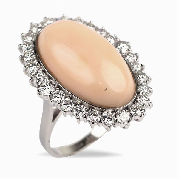 Anello in oro bianco 18kt e corallo rosa
