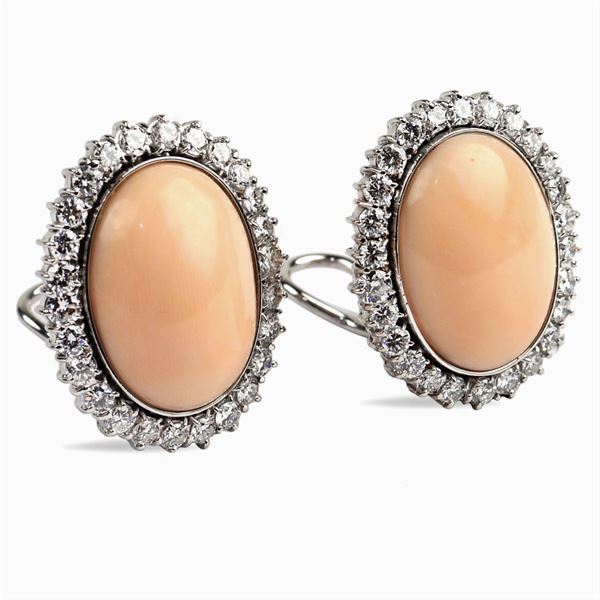 Orecchini in oro bianco 18kt e corallo rosa