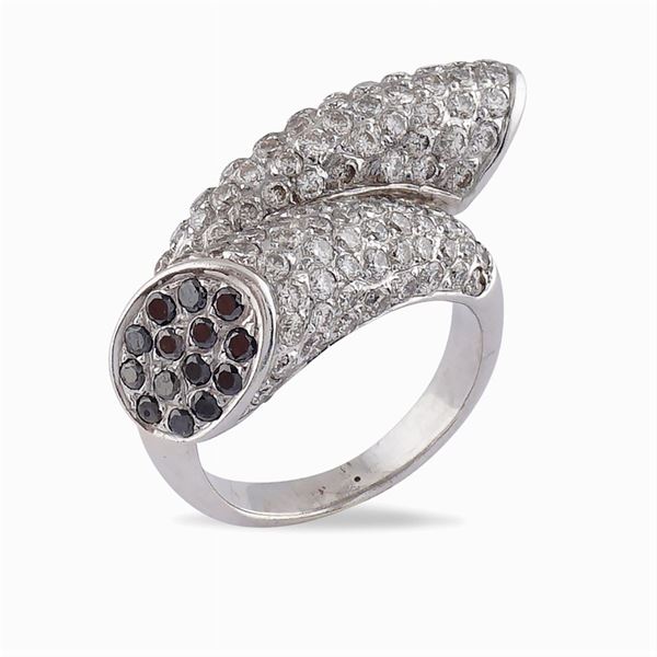 Anello contrarié in oro bianco 18kt
