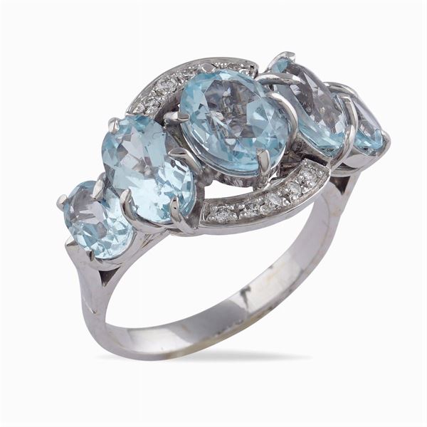 Anello in oro bianco 18kt e acquamarine
