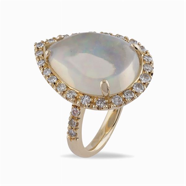 Anello in oro giallo 18kt e opale arlecchino