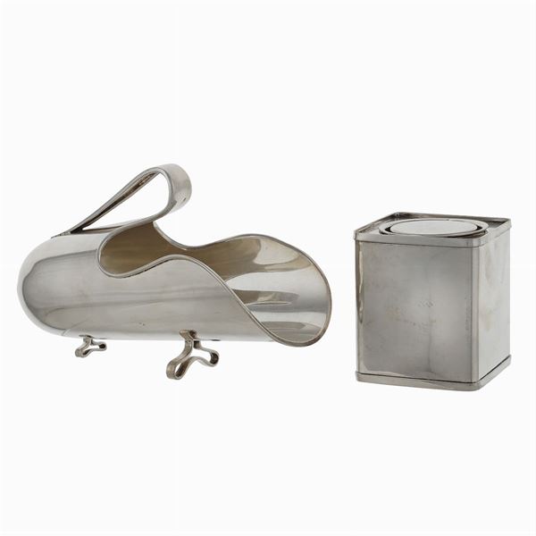 Group of two silver objects
