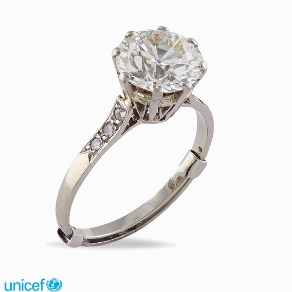 18kt white gold and diamond solitaire ring