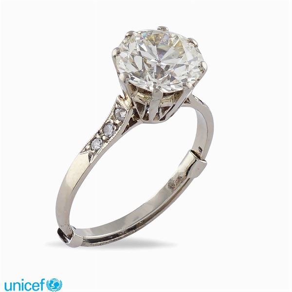 Anello solitario in oro bianco 18kt e diamante