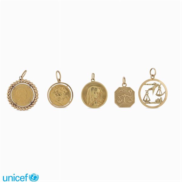 Group of five 18kt gold pendants  - Auction Jewels AND Watches - Colasanti Casa d'Aste