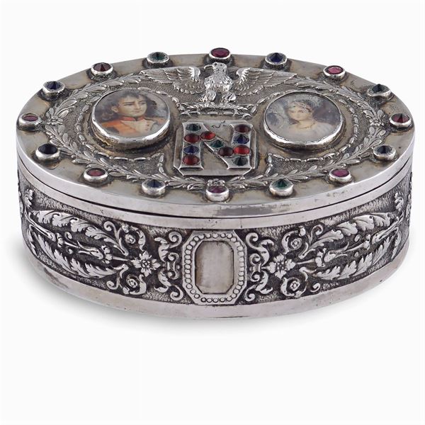 Oval shaped silver snuff box