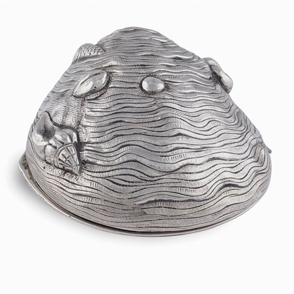 Shell shaped silver box