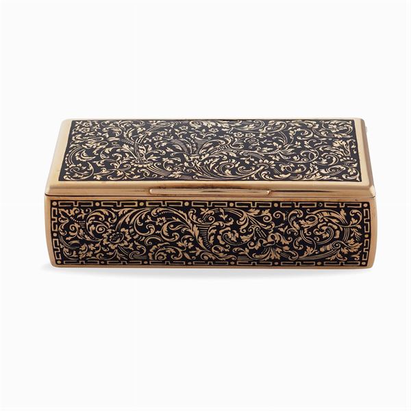 Rose gold and enamel snuff box