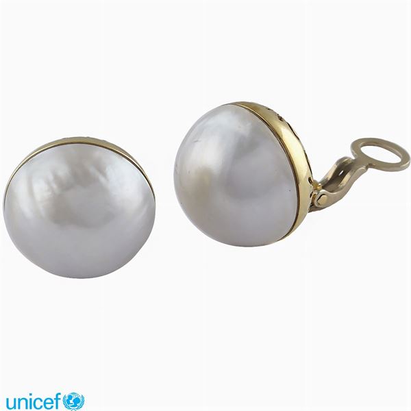Gold lobe earrings with mabe' pearls