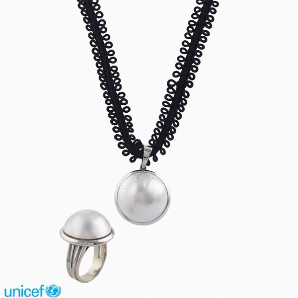18kt white gold pendant and ring