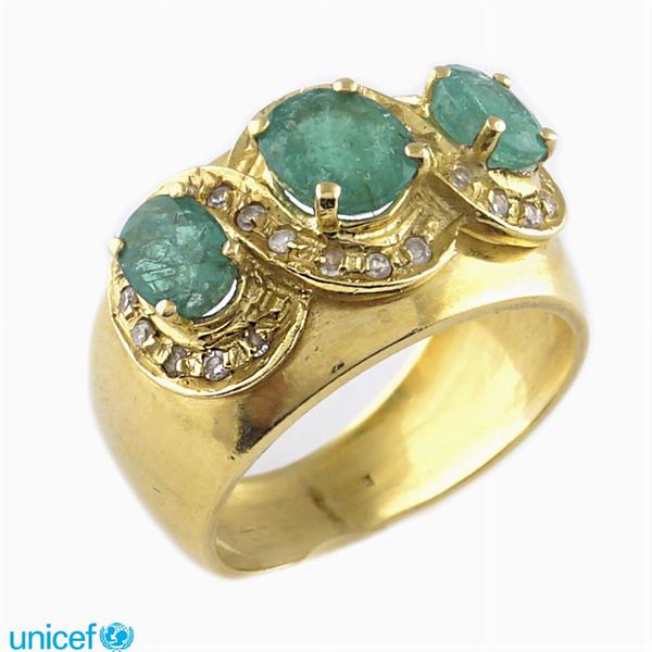 18kt gold ring with three emeralds