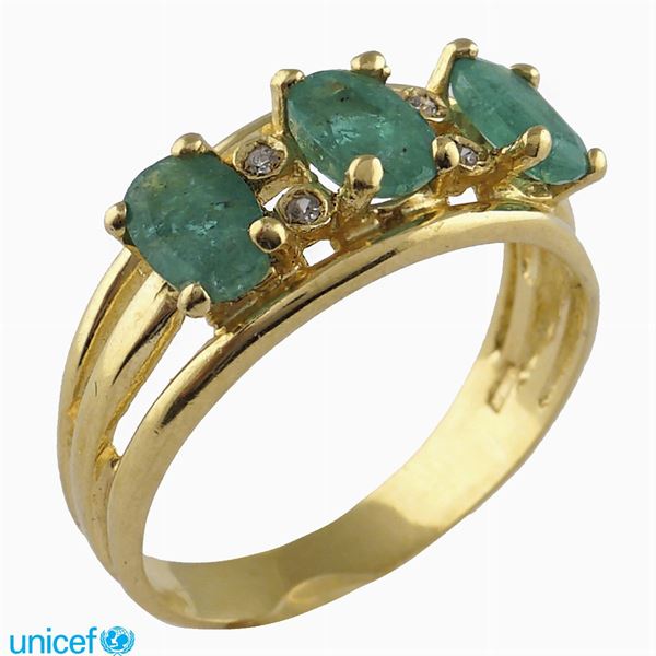 18kt gold ring with three emeralds