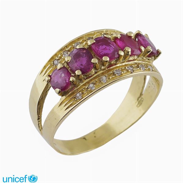 Anello in oro giallo 18kt con cinque rubini