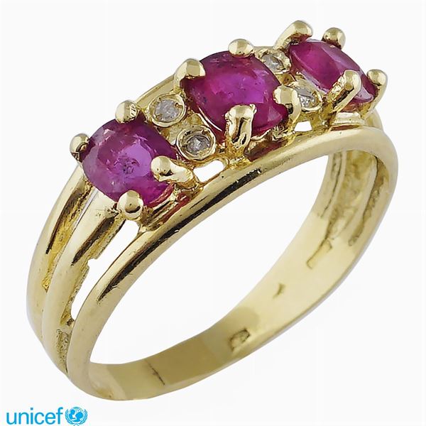 18kt gold ring with five rubies