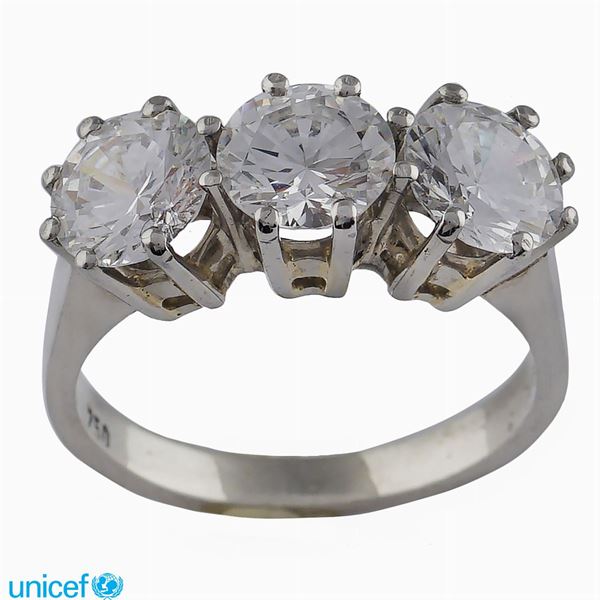 18kt white gold trilogy ring