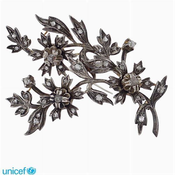 Spilla ramage floreale in argento e oro  (primi '900)  - Asta UNICEF ASTA A TEMPO ONLINE - Colasanti Casa d'Aste
