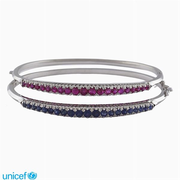Due bracciali a manetta in oro bianco 18kt