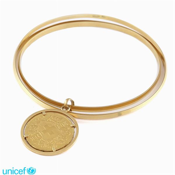 Tre bracciali a manetta in oro giallo 18kt