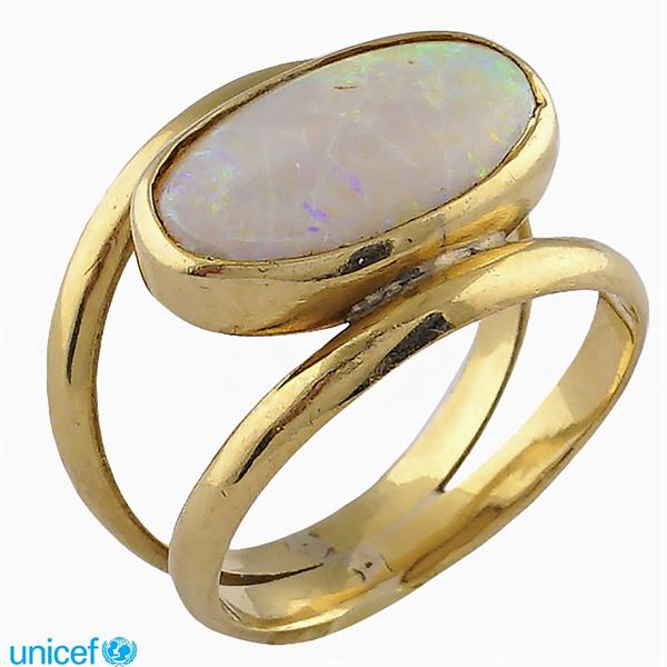 18kt gold and harlequin opal ring