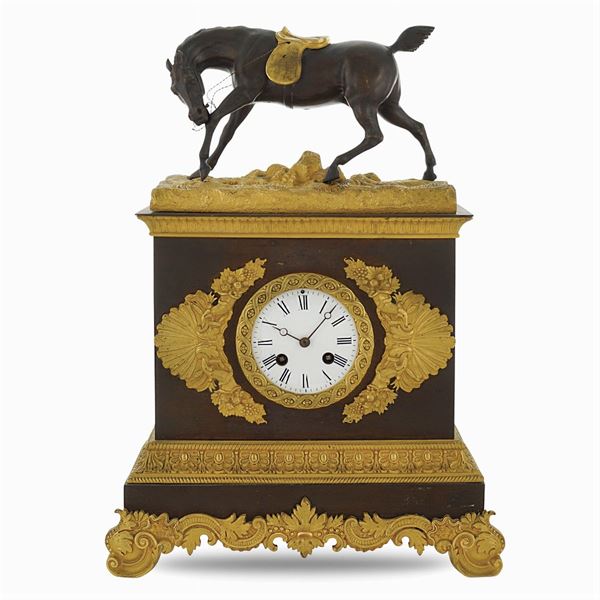 Orologio da tavolo in bronzo dorato e brunito