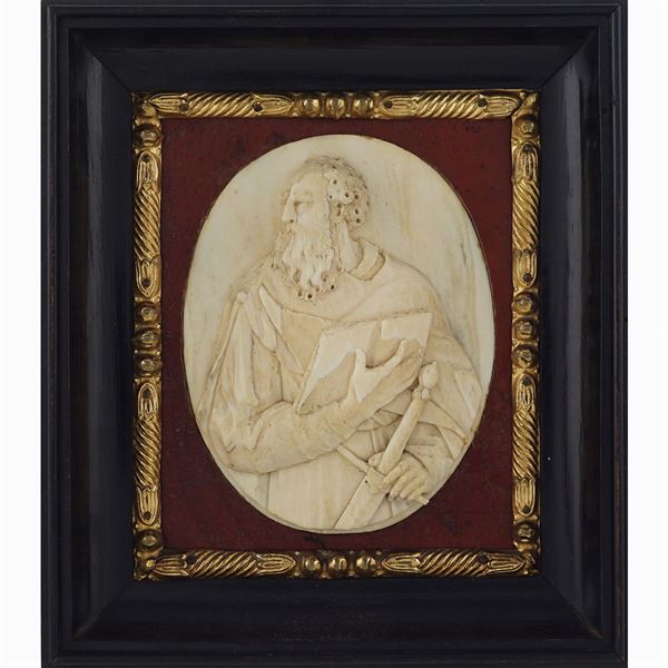 Oval inlaid bone plaque